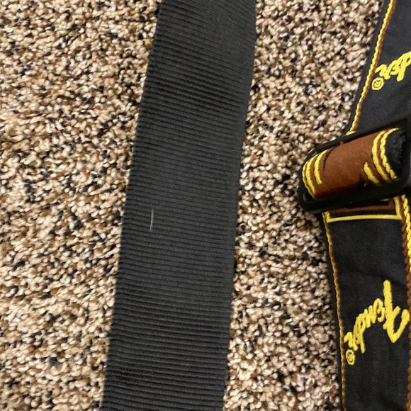 Fender 2” inch guitar strap - Picture 3 of 5